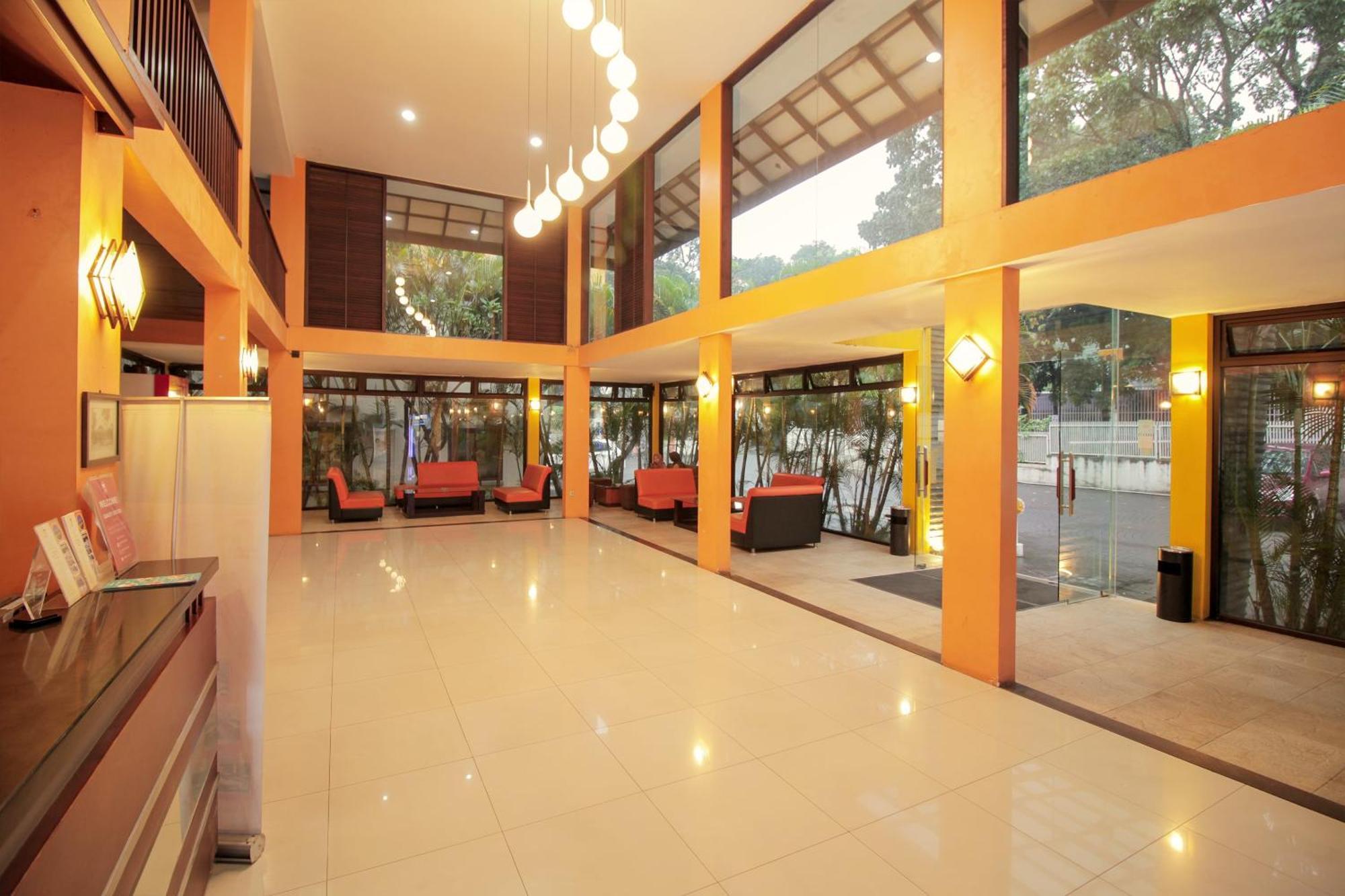 Collection O 295 Grha Ciumbuleuit Guest House Bandung Extérieur photo